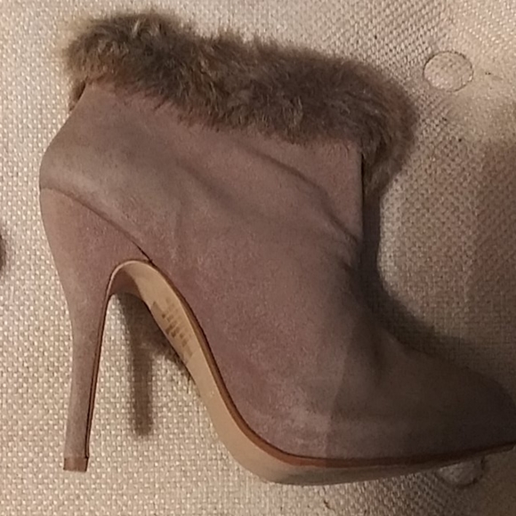COLIN STUART BEIGE SUEDE AND FUR BOOTIES - Picture 4 of 10